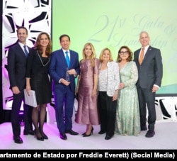 El secretario de Estado, Marco Rubio, celebra el reconocimiento a su trayectoría durante la Gala Anual del Instituto de Liderazgo Hispano del Congreso (CHLI).