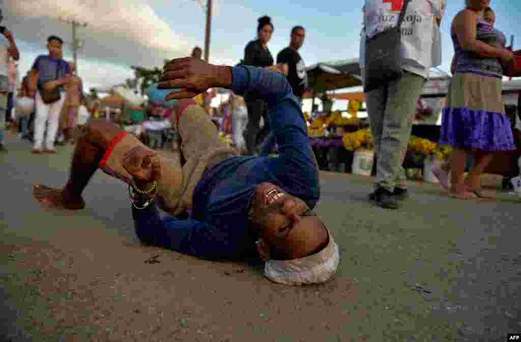 Cientos de creyentes pagan promesas a San Lázaro cada 17 de diciembre. Yamil Lage/AFP