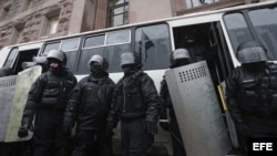 Foto de archivo. Agentes antidisturbios intentaban controlar las protestas cerca del Ayuntamiento de Kiev (Ucrania), el 11 de diciembre de 2013.