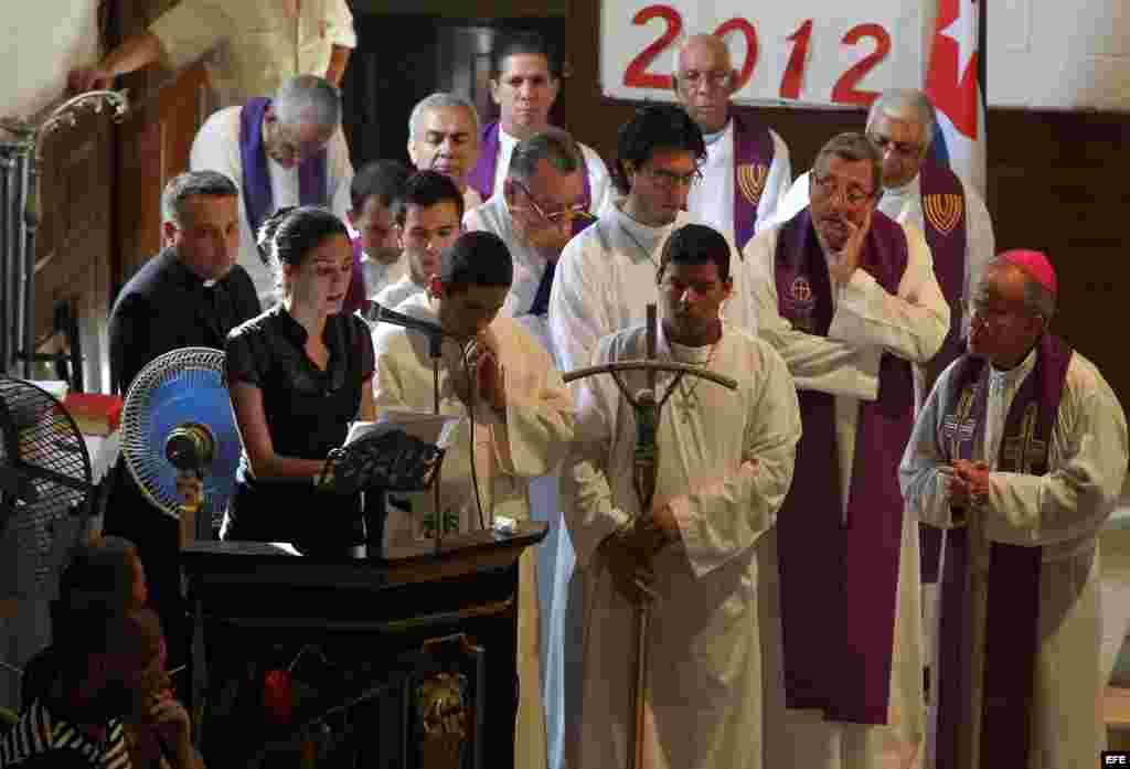  La hija del opositor cubano Oswaldo Payá, Rosa Maria Payá (2-i) habla durante la ceremonia fúnebre de su padre hoy, martes 24 de julio de 2012, en La Habana (Cuba).