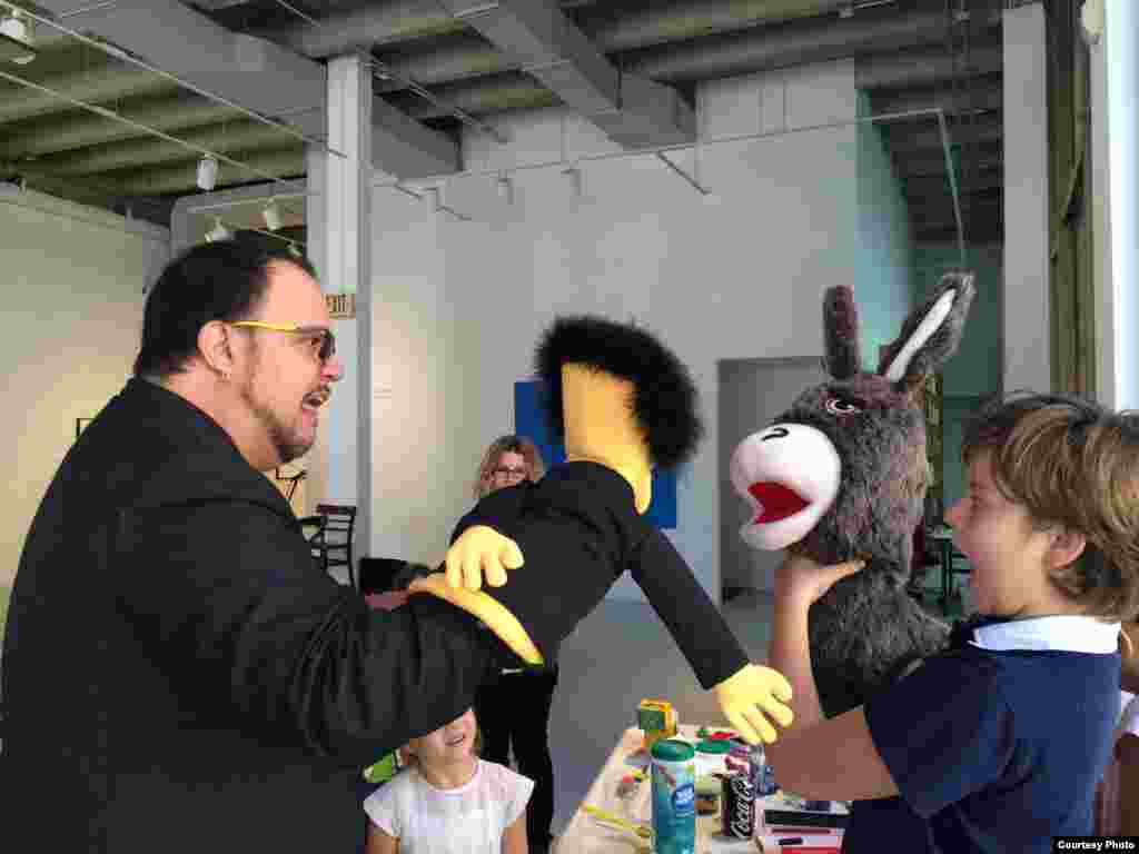 Andrés Pi Andreu concibe su espacio para "dar poder a los niños", según comentó a Martí Noticias.