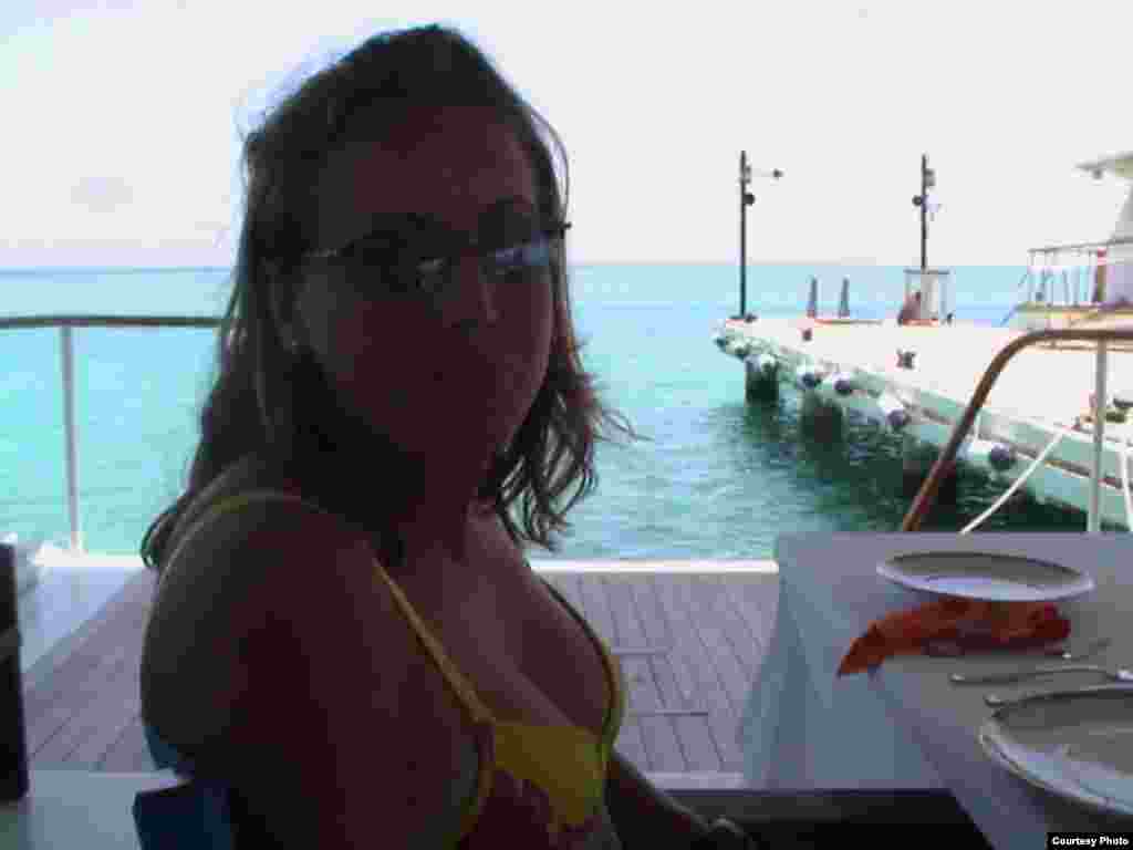 Yolanda Ortiz, entonces esposa de Antonio Castro, en la patana que sirve de comedor en Cayo Piedra. Al fondo el embarcadero.(Luis Domínguez)