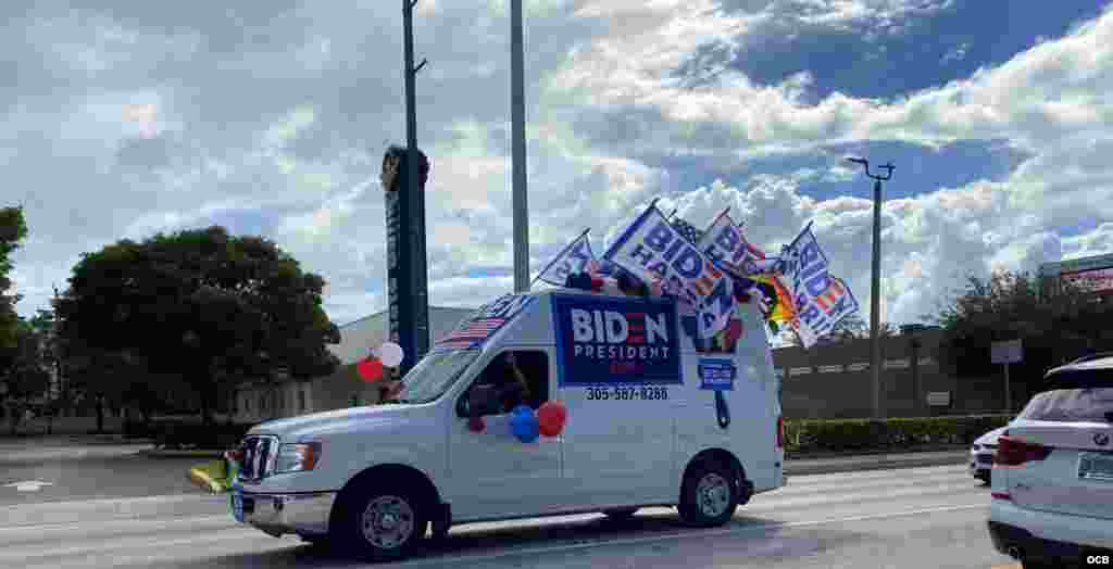Partidarios del candidato demócrata Joe Biden desfilan por Miami.