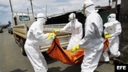Personal de la Cruz Roja liberiana traslada el cuerpo de una supuesta víctima del virus Ébola en un camión en Monrovia (Liberia) hoy, miércoles 15 de octubre de 2014.