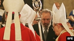 Fidel Castro (c) asiste en 2005 a la misa en la Catedral de La Habana por el fallecimiento del Papa Juan Pablo II.