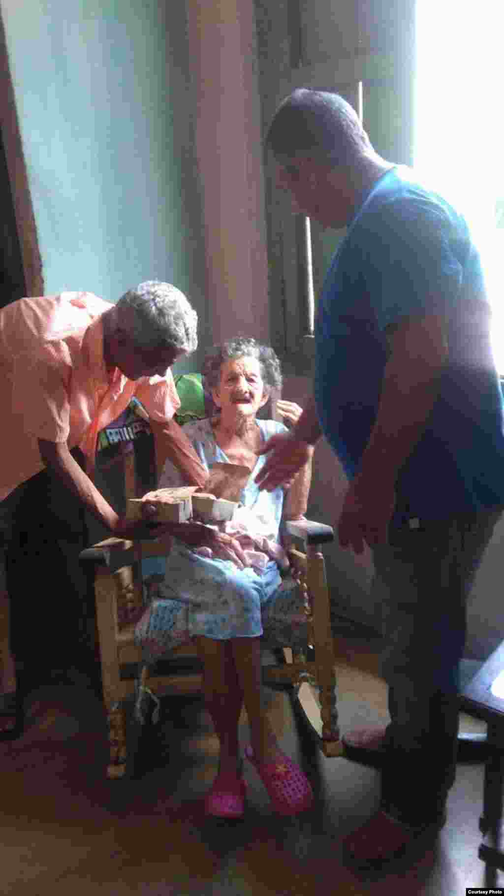 Colaboradores del Proyecto Tondique salen a las calles  entregan comida a los necesitados