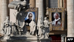 Fotos del mártir salvadoreño Oscar Arnulfo Romero y el Papa Pablo VI durante la ceremonia de canonización en la Plaza de San Pedro, en el Vaticano.