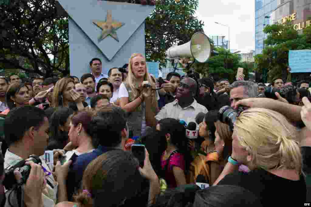 En la carta, López afirmó: "Yo no espero que mis cadenas sean removidas por la dictadura, por eso los convoco desde hoy, con mis hermanos de la unidad, a que salgamos el 19 de septiembre a construir nuestra victoria".