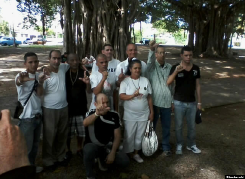 Diez cubanos excarcelados se reúnen el 11 de enero en el Parque Gandhi La Habana  para encontrarse con las Damas de Blanco.