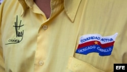 Una persona viste una camisa en apoyo al presidente del Parlamento venezolano, Diosdado Cabello, frente a la fiscalía de Venezuela en Caracas (Venezuela).