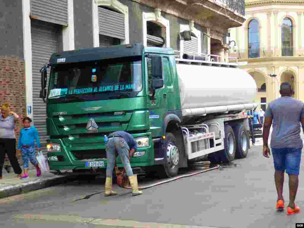 Pipa de agua en La Habana.