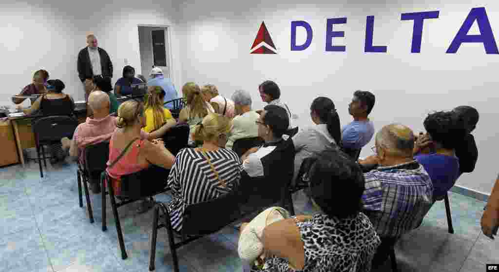 Clientes de la aerolínea estadounidense Delta esperan atención en una oficina hoy, viernes 11 de noviembre de 2016, en La Habana (Cuba).