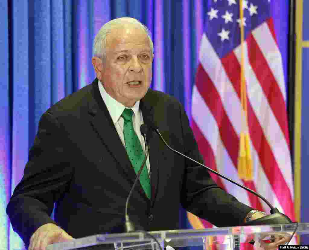 Tomás Regalado, director de Radio TV Martí, habla durante la firma del convenio con MDC.