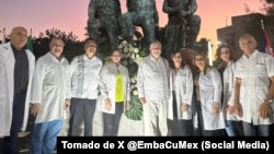 Médicos cubanos en Tuxpan, México, fotografiados el 25 de noviembre de 2024, junto al Embajador de Cuba en México, Marcos Rodríguez Costa.
