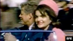 Fotograma de una secuencia que muestra al presidente estadounidense John F. Kennedy (i) junto a su esposa, Jacqueline Kennedy (d).
