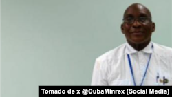 Dennis Cornwall, es el Ministro de Finanzas de Granada.