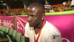 Adeiny Hechavarría aplaude desde las graderías Adeiny Hechavarría aplaude desde las graderías