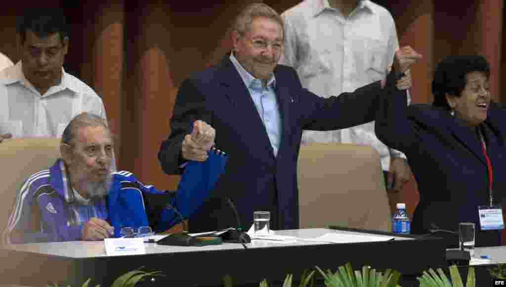 Raúl Castro toma de la mano a su hermano Fidel durante el VII Congreso del Partido Comunista de Cuba.