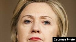 Unos 2.000 correos electrónicos enviados o recibidos por Hillary Clinton en 2009, durante su etapa de jefa de la diplomacia estadounidense, fueron publicados en internet este martes.