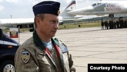 Putin visita un aeródromo militar.