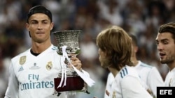 Ronaldo Cristiano con la Supercopa de España.
