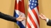 Las manos de Barack Obama (izq.) y Raúl Castro en conferencia de prensa el 21 de marzo de 2016 en La Habana. Un momento icónico en el acercamiento entre los dos países. (AP Photo/Dennis River
