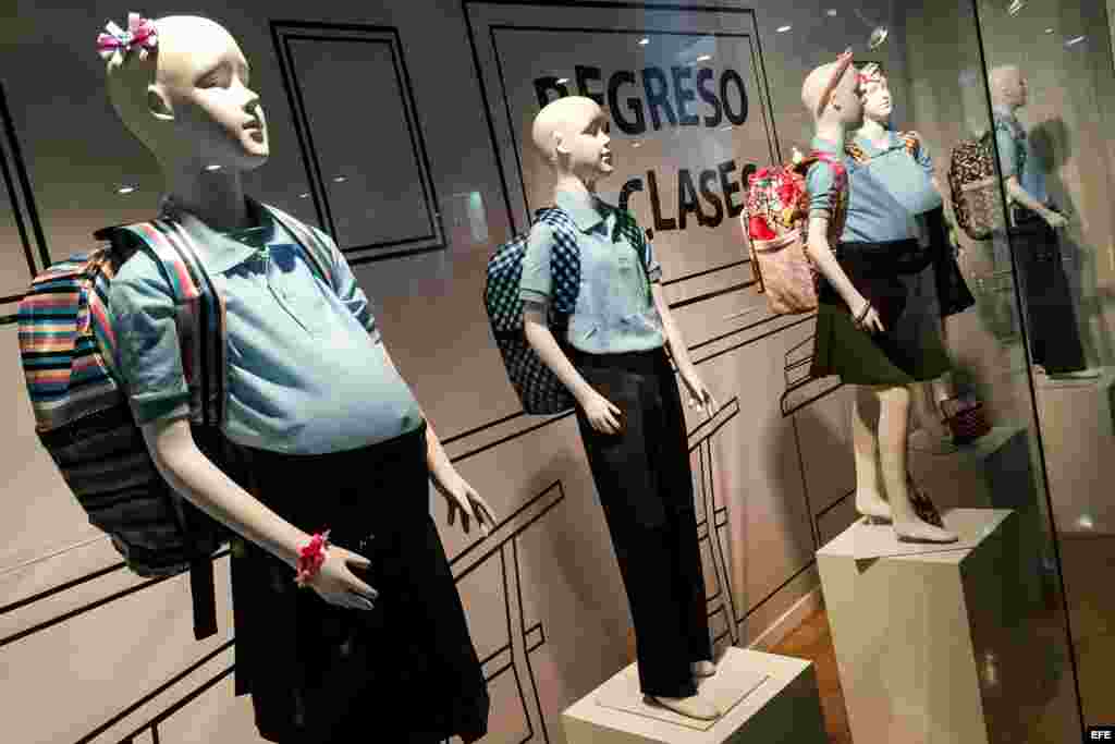 Un escaparate llama la atención en estos días en uno de los tantos centros comerciales de la capital venezolana, donde los maniquíes, lejos de mostrar nuevas prendas, destacan por las barrigas de las niñas de plástico, una iniciativa de la ONG "Contruyen