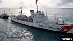 Archivo - El buque de la Guardia Costera, Cutter Ingham, a su llegada a Key West, Florida, el 24 de noviembre de 2009