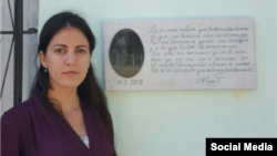 Rosa María Payá junto a la tarja colocada en la casa de la familia, en La Habana.