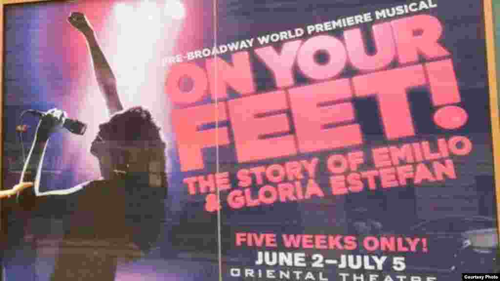 Cartel promocional de la obra, a la entrada del Teatro Oriental de Chicago.