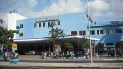 Pasajeros de ómnibus nacionales protestan contra tarifas por sobrepeso Pasajeros de ómnibus nacionales protestan contra tarifas por sobrepeso