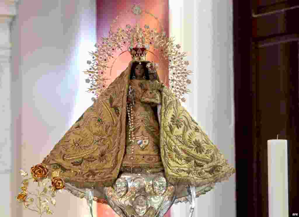Imágen de la Virgen de la Caridad del Cobre en el Santuario, en Santiago de Cuba.