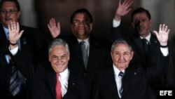 Sebastián Piñera (i), posa con su homólogo cubano, Raúl Castro (d), el domingo 27 de enero de 2013, en la cena oficial de la cumbre de la Comunidad de Estados Latinoamericanos y Caribeños (Celac), en el Palacio de La Moneda, en Santiago de Chile.
