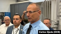 José Daniel Ferrer es recibido por miembros de la comunidad cubana exiliada en una recepción en la sede de la Fundación Nacional Cubano Americana, en Miami.