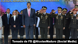 Nicolás Maduro junto a oficiales de la Fuerza Armada Bolivariana.