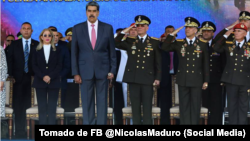 Nicolás Maduro junto a oficiales de la Fuerza Armada Bolivariana.