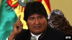 El presidente de Bolivia, Evo Morales, habla a la prensa antes del referendo sobre su reelección.