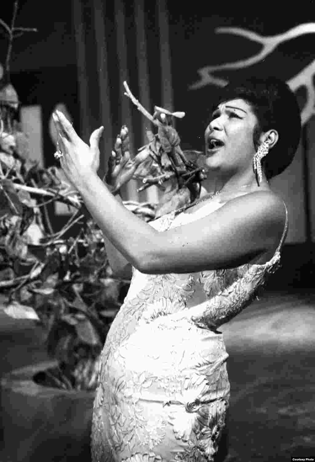 Olga Guillot en Televicentro Mexico 1964. Fotos: cortesía de Olga María Touzet y Guillot.