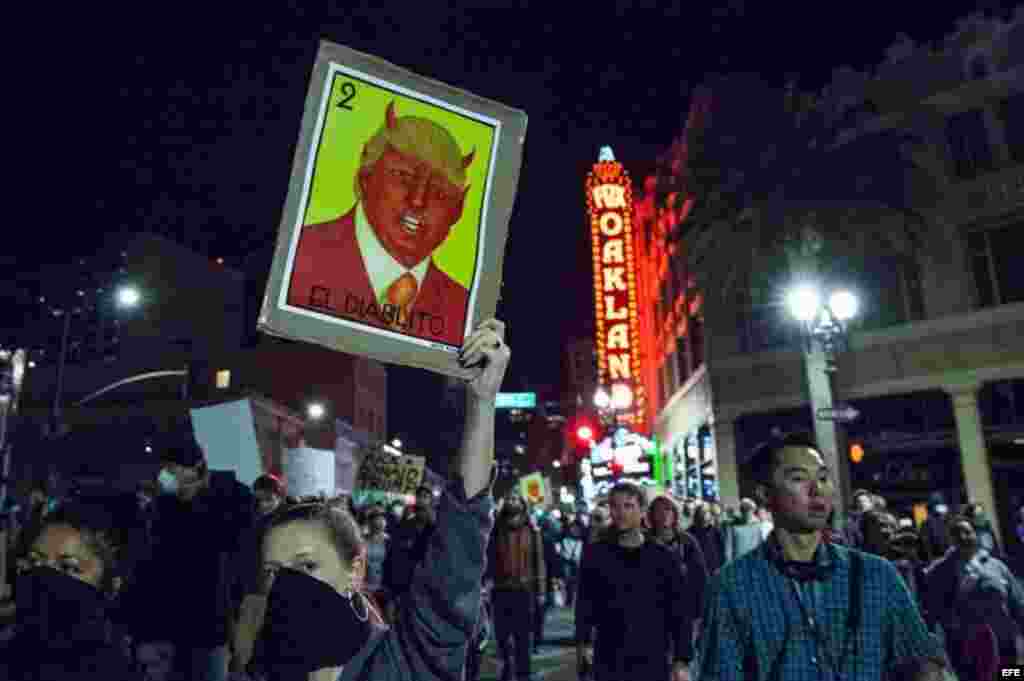 Manifestantes participan en una protesta en Oakland, California (EEUU) contra la elección del republicano Donald Trump como nuevo presidente estaodunidense.  