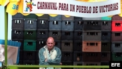 Un trabajador cubano custodia un kiosko de cerveza.