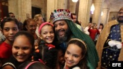 Los Reyes Magos durante una ceremonia para celebrar la Epifanía en la Catedral de La Habana.