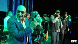 Fotografía del 24 de febrero del 2014 de Juan Formell (i) durante la inauguración de la Cena del festival de Habanos en La habana, Cuba.