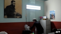 Una empleada trabaja en su oficina en La Habana.