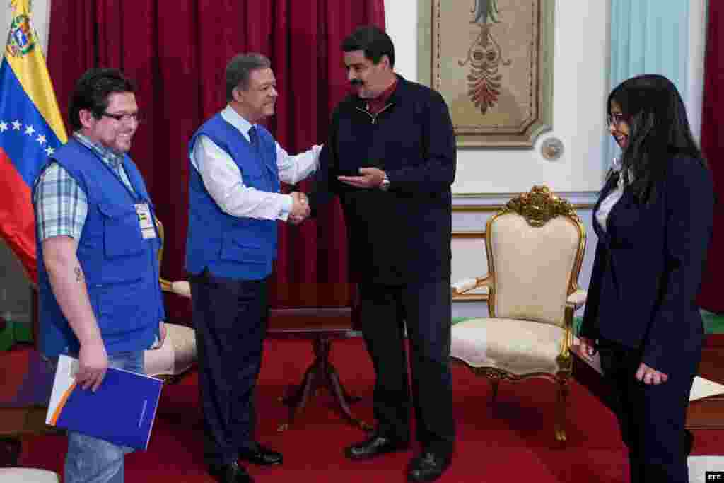 El mandatario venezolano, Nicolás Maduro, recibe en el Palacio de Miraflores al expresidente de República Dominicana Leonel Fernández.