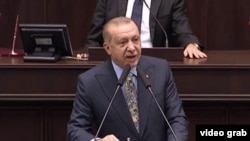 El presidente turco, Recep Tayyip Erdogan, explica a parlamentarios de su partido AK detalles del asesinato del periodista saudita Jamal Khashoggi en el consulado saudí en Estambul.