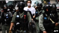 Activista chino detenido por la policía en Hong Kong (Anthony Wallace / AFP).