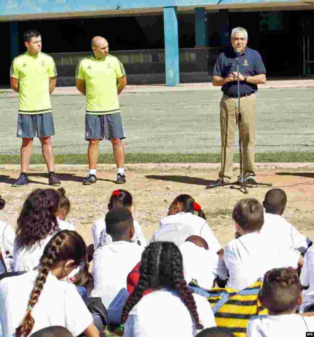 Joaquín Sagués, director mundial de Campus Experience de la Fundación Real Madrid, conversa con los niños cubanos.  