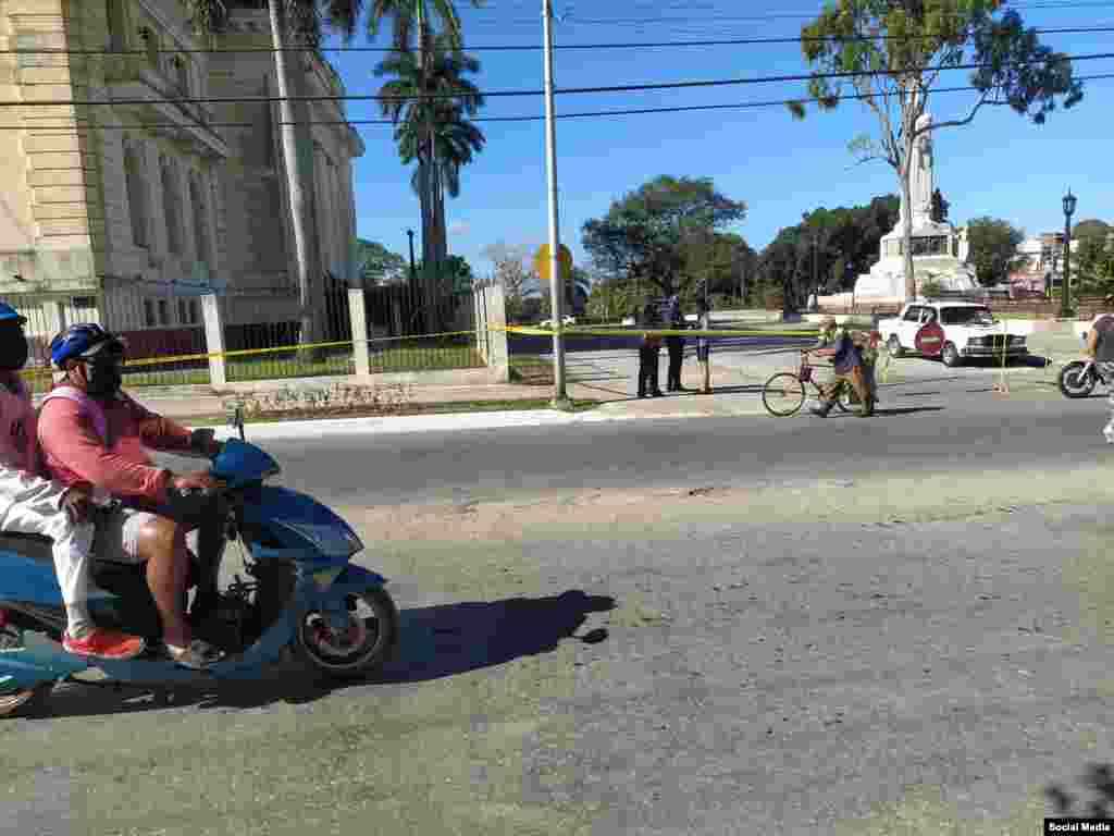 Tribunal Provincial de Villa Clara, acordonado por la policía. (Foto: Facebook)