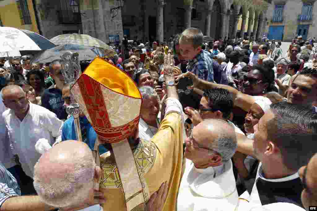  Fieles religiosos saludan al nuevo arzobispo de La Habana, Juan de la Caridad García Rodríguez (i), durante su primera misa en la Catedral de La Habana hoy, 22 de mayo de 2016