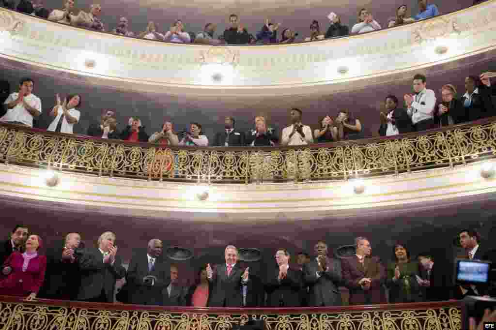 El presidente de Cuba, Raúl Castro (c abajo), saluda a su llegada al discurso de el presidente de Estados Unidos Barack Obama hoy, martes 22 de marzo de 2016, en el Gran Teatro de La Habana, Cuba.